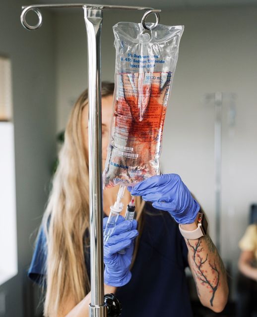 nurse rn np hanging iv drip bag injecting vitamins for iv hydration business nurse entrepreneur